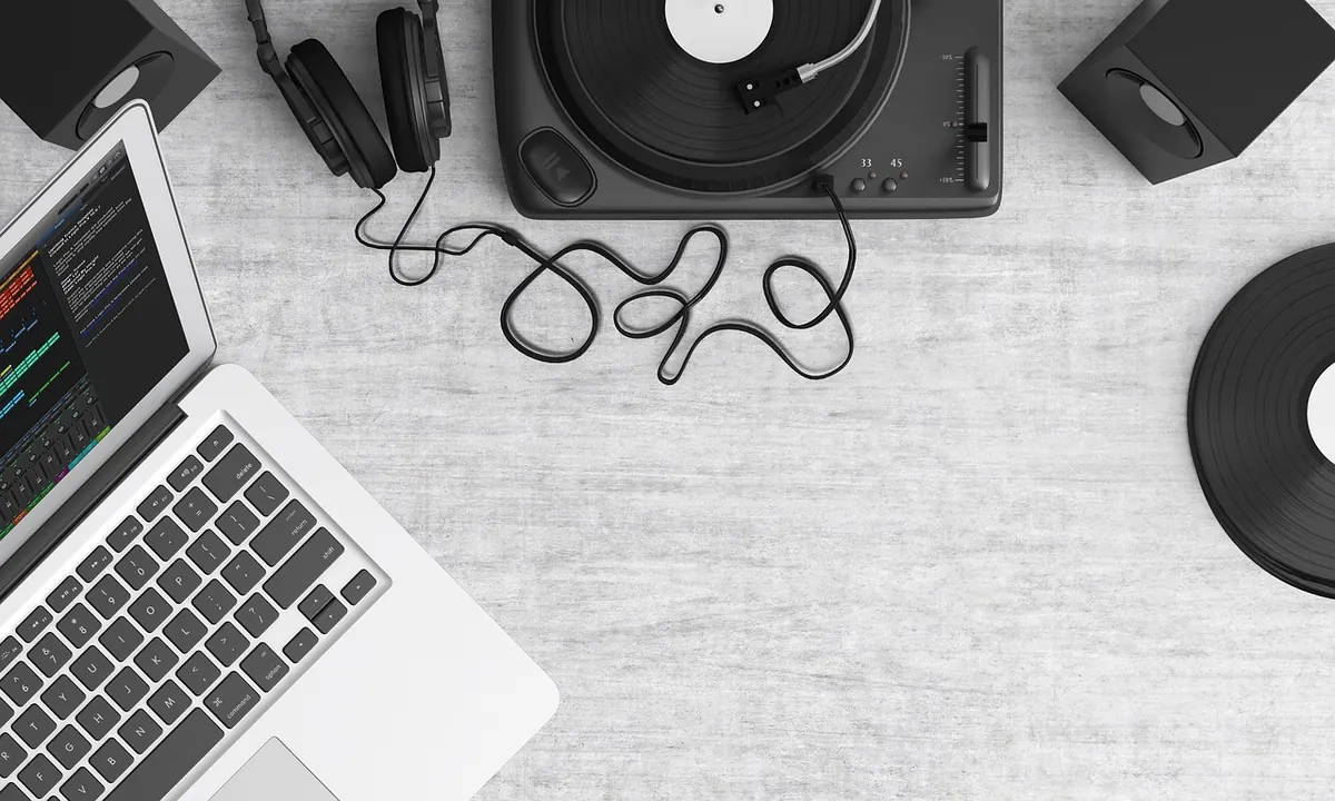 Vinyl vs CD vs Streaming: Which Format Is Best for UK Music Fans in 2025?